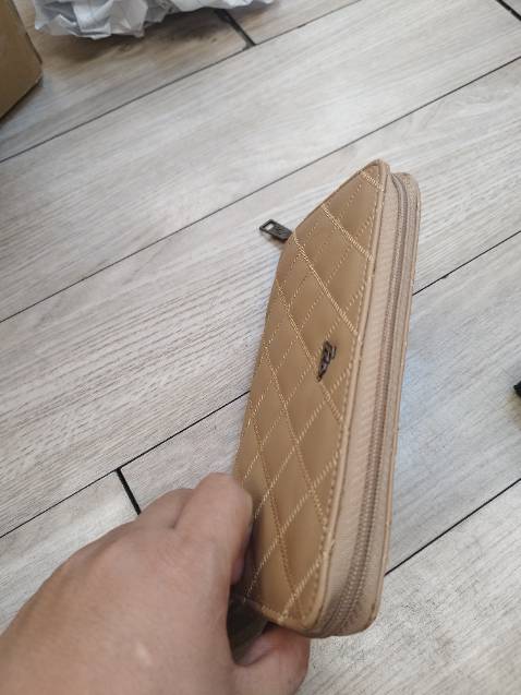 Ví quá đẹp, đường chỉ may rất đều, bên ngoài nhìn gọn nhưng bên trong nhìu ngăn. Rất tiện ạ cảm ơn shop nhìu