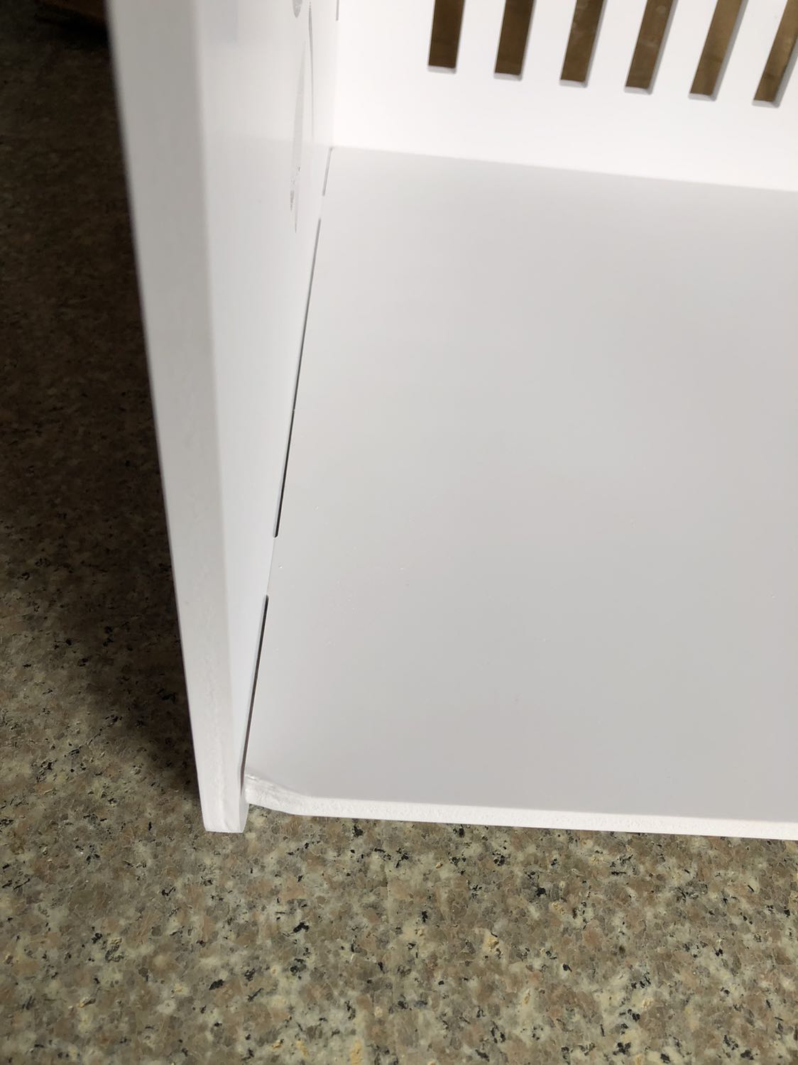 Cục cầm mở thì tróc hết màu, tủ thì móp, chất liệu cũng không phải bằng gỗ... chất lượng trung bình Cục cầm mở thì tróc hết màu, tủ thì móp, chất liệu cũng không phải bằng gỗ... chất lượng trung bình