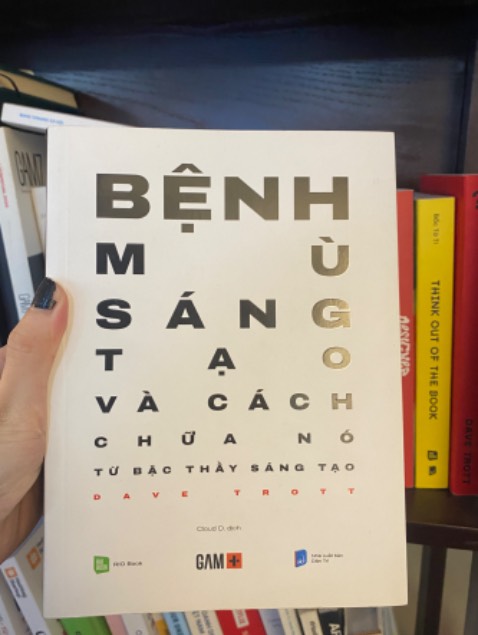 Từng đọc "Năng lực của sự *** ngốc", “Ngấu nghiến nghiền ngẫm"" thì nên tiếp tục mua cuốn sách này của Dave Trott.

Cuốn sách có nội dung rất mới lạ về sáng tạo. Thích nhất là phần nội dung cảnh sát sử dụng tư duy sáng tạo trong việc bắt những tên tội phạm ***y hiểm, hay một người dân bình thường biến những điều không thể thành có thể nhờ cách nghĩ khác đi so với bình thường. Ngoài ra còn có những câu chuyện từ các nhãn hiệu nổi tiếng, cách họ bức tốc để thay đổi tình hình và vượt qua đối thủ nữa, rất mới lạ.

Về hình thức thì vẫn luôn tin tưởng Riobook. Sách trình bày đẹp, bản dịch hay, chỉn chu, giữ được văn phong trước giờ của tác giả. Sách của Dave Trott giọng văn thú vị đó giờ rồi, 5 sao cho shop.