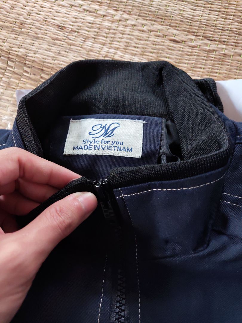 Áo rất đẹp, không thấy vết rách hay bị hư hỏng. Túi áo trong có thể để điện thoại vừa và nhỏ, 2 túi ngoài thì không có khoá kéo nên chỉ để những gì tiện dụng thôi (khẩu trang, khăn giấy,...). Cầu vai áo thì dài bằng vai mình, còn tay áo thì hơi dư một chút (phòng hờ trời lạnh có thể kéo xuống che lòng bàn tay và ngón cái). Nói chung thì mình khá hài lòng với sản phẩm của shop. Tiki giao hàng rất nhanh nên mình hài lòng về chất lượng dịch vụ của Tiki.