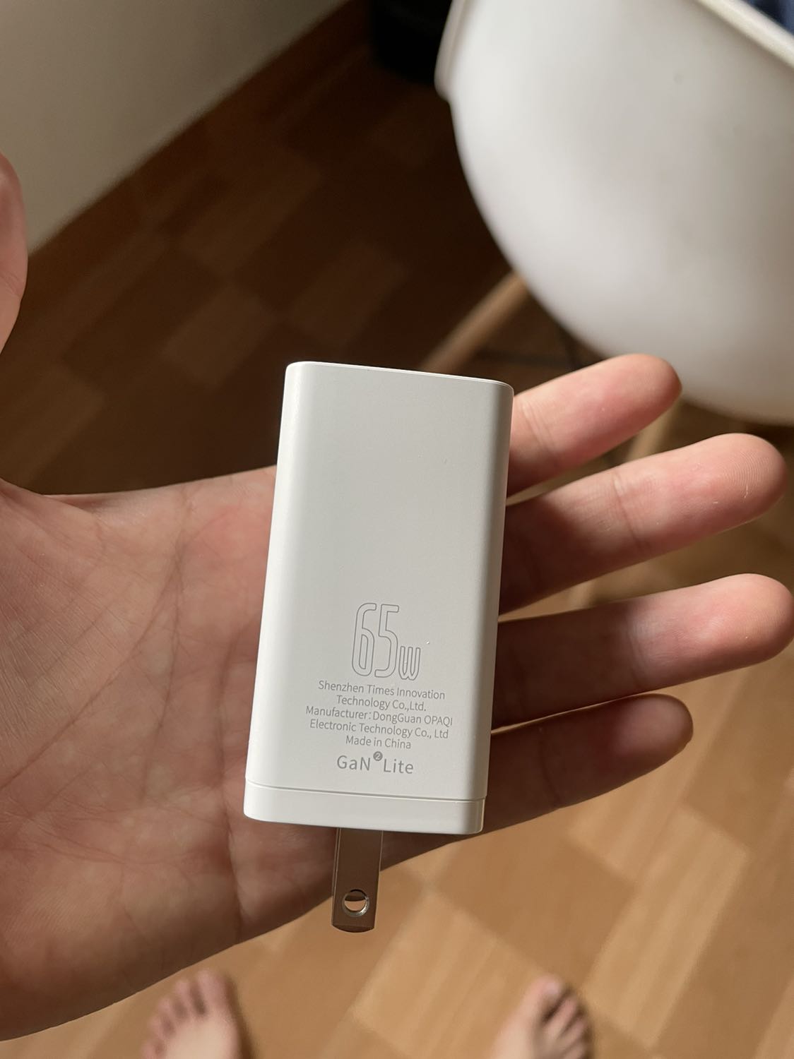 giá tốt, nhỏ bằng 1 nửa sạc macbook, cầm chắc tay, chất lượng gia công rất tốt, đã sạc thử macbook pro 1 ngày, sạc note10 lên đc 45w luôn, ok. Tiki giao hàng ngoại thành rất lâu