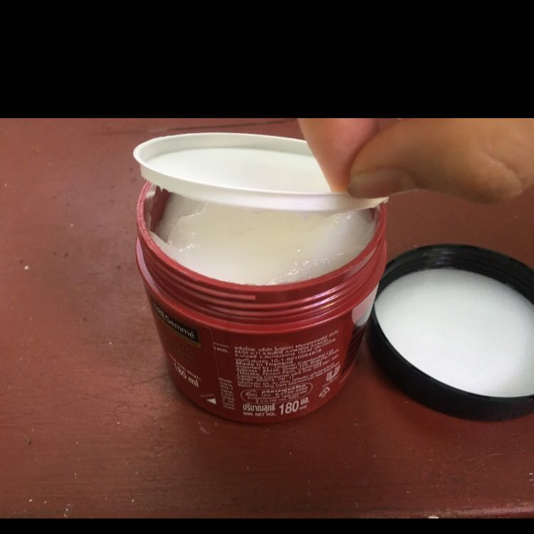 5 ⭐️ cộng luôn
Giao hàng nhanh (hơi ko thích thái độ của shiper lắm)
Hàng đóng gói rất kĩ, ko bị nứt vỡ chút gì
Mình dùng lần đầu thấy tóc có mượt và đỡ xơ hơn rồi. Tuy nhiên vẫn cần thêm thời gian
Nên mua nha