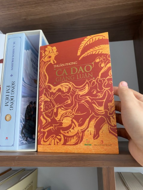 TQ có Kinh thi, Việt Nam có ca dao. Mình Vừa nhận sách đọc mấy trang đầu đã biết sách hay. 
thanks nhà sách đã cho tái bản cuốn sách tuyệt vời này. Cả bìa cũng đẹp nữa minh rất ưng😁