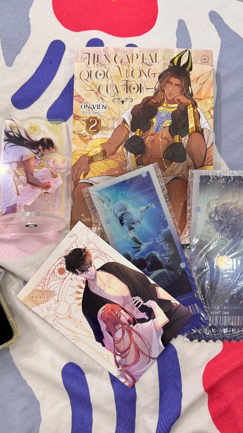 Gói hàng đủ quà, standee tới tay không nứt gãy, nguyên vẹn.
Đợt này không mua bên Tiki không biết mua đâu được bản đặc biệt có quà luôn. 😍