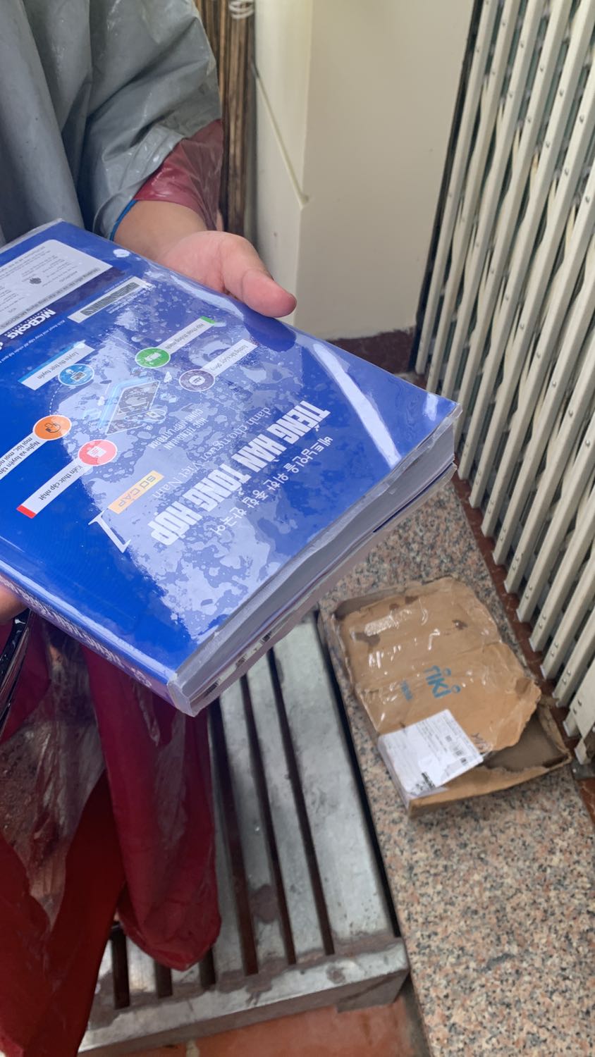 Tiki giao hàng khá nhanh, tuy nhiên
Nhân viên vận chuyển giao sách bị ướt, nhoè màu