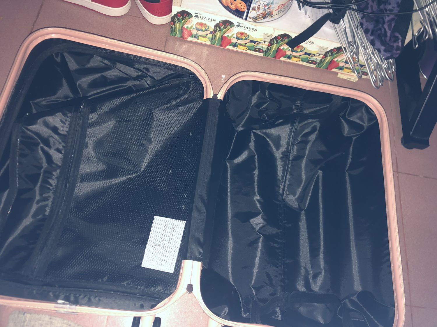 Mình đặt từ đêm qua sáng nay hơn 8h đã có, anh shipnow cực kì nhiệt tình luôn
vali đẹp không chê được, tuy nhiên tay cầm hơi lỏng lẻo chút nhưng không sao giá cả này là quá hợp lý