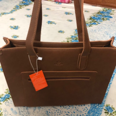 Túi da mềm, sắc sảo, giá hợp lý. Đặc biệt shop đong gói rất chu đáo, cẩn thận.