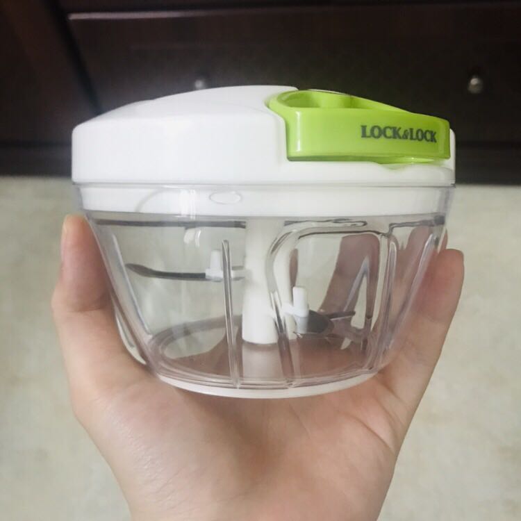 Sản phẩm nhỏ gọn. Dùng để xay hành, tỏi, ớt, gừng hay cà chua đều tiện, gọn gàng, sạch sẽ. Xay từng ít một chứ bỏ nhiều khá khó xay. Chưa dùng xay thịt nên chưa biết thế nào. Nhưng nói chung sp khá ổn. 
Giao hàng nhanh. Đóng gói kỹ càng. Sp đẹp, ko bị sứt mẻ gì.