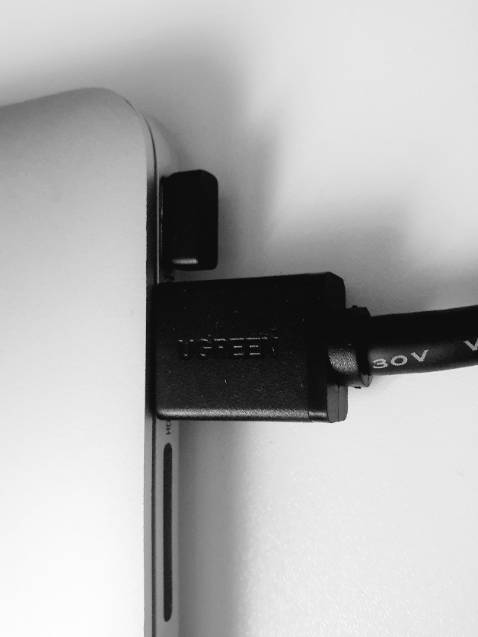 Kết nối macbook pro với màn dell tốt. Dây to nhìn chắc chắn tiện lợi khi cuốn hẳn so với mấy loại dây dẹp
Ae edit video nên mua