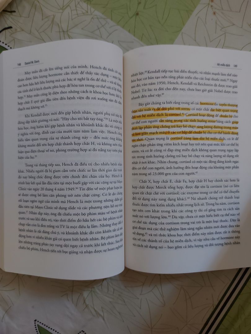 Sách hay, nội dung bổ ích nhưng cũng như nhiều bạn đã nhận xét sách viết có nhiều phần về quá trình diễn biến của nhiều nhà khoa học trong khi nghiên cứu về hệ miễn dịch nên sẽ hơi dài dòng., bạn sẽ phải cần đọc sàn lọc những thông tin hữu ích. Tuy nhiên đây là một cuốn sách  chi tiết về hệ miễn dịch, nếu đang có ý định tìm hiểu thì nên mua nha, rất đáng tiền.