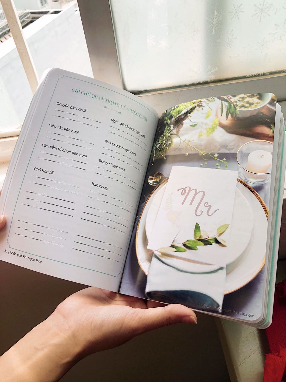 Cuốn sổ tuyệt quá, chẳng cần đến wedding planner làm gì nữa luôn, có nó là mình tự làm được hết đó mấy bạn. Bộ quà tặng cũng hay ho lắm, nhưng hơi khó tìm một chút, mình cũng thấy mấy bạn hỏi bộ quà tặng nằm ở đâu. Nó nằm ở đầu trang 32 nha, ngay dưới dòng này có một cái link nè: "Để thuận tiện cho việc tính toán ngân sách, bạn có thể download file excel ngân sách tại đây....link.". Sau đó mấy bạn truy cập link rồi sử dụng quà tặng nha.