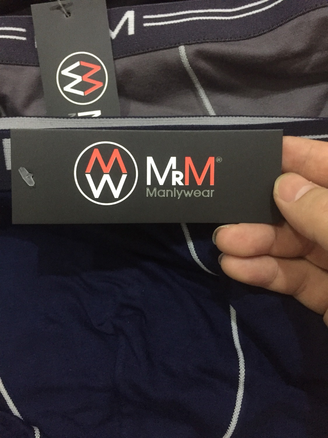 Hàng chính hãng, logo tem mác thương hiệu đầy đủ, rất chuyên nghiệp, đóng gói cũng rất cẩn thận từ shop.
quần mới, mở ra còn nguyên bụi, mùi vải. chất quần mềm mỏng mát, mặc rất thoải mái dễ chịu. mặc cả ngày không bị hăm bên dưới.
Giao hàng hơi trễ 1 tý, đặt lúc 3h chiều, dùng gói tikinow 2h mà tận 5h30 mới nhận được sản phảm, bị trễ mất nửa giờ, lúc đó tan giờ làm, shipper báo tắc đường nên thông cảm,may vẫn còn kịp nhận hàng.