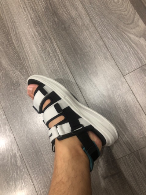 Vừa nhận hàng và đi thử, đầu tiên là trông đẹp, lên chân bắt mắt. Đế dầy, êm ái mà đàn hồi tốt, chắc kiểu sandal thể thao nên vậy. Điểm cộng là khoá bấm thấy rất chuẩn, chỗ chỉnh kích cỡ cũng ok. 5 sao cho cả bạn nhân viên tư vấn và ship nhanh nhé 👌