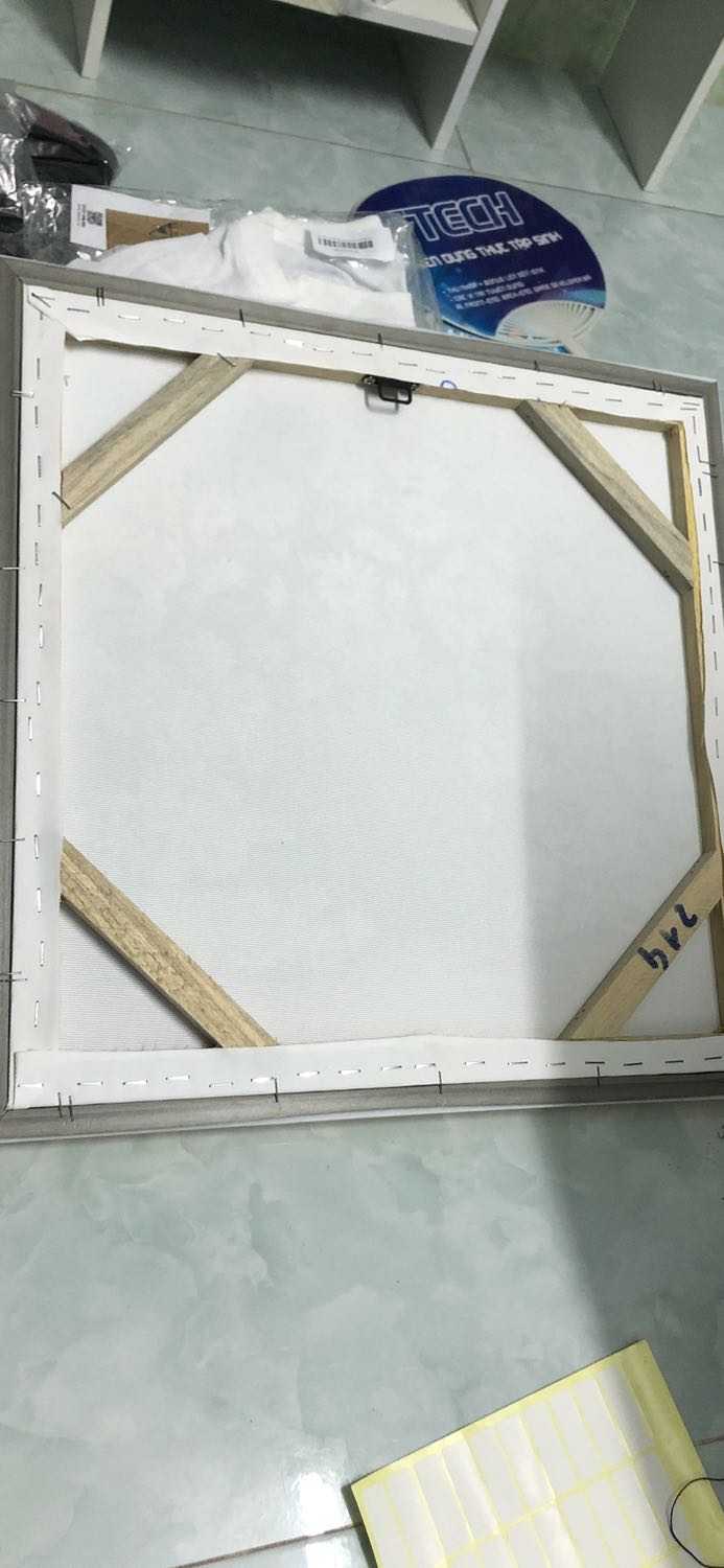 Tranh không có ván gỗ MDF phía sau như mô tả, khung nhựa nhìn dỏm, chỉ có tấm vải căng ra trên khung nhựa không hài lòng