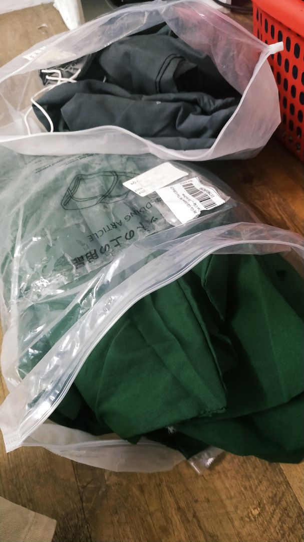 mình mua hai bộ, xanh lá và xám. thấy cũng ok nhưng tặng áo gối ôm nên cùng màu luôn chứ nhỉ. hơi khác tone