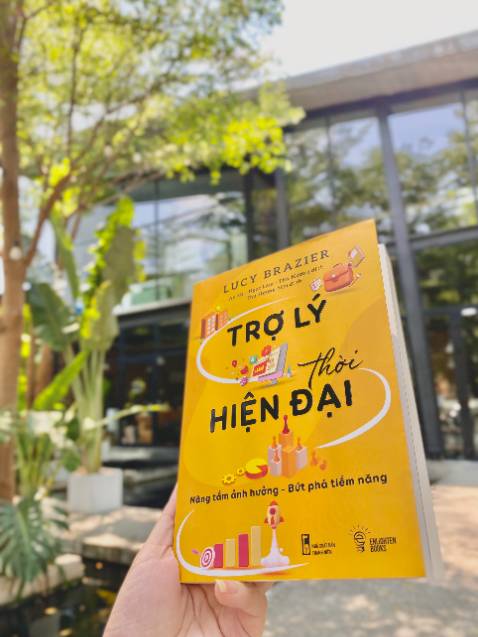 Đóng gói chắc chắn. Sách được tặng kèm tấm thiệp với lời nhắn thật ý nghĩa, mở sách xong đặt trên bàn mà đồng nghiệp đi qua thấy ai cũng hỏi vì tên sách lạ và màu thì quá nổi. Bìa gấp cứng cáp, chữ trên bìa in nổi và thiết kế bìa khá ấn tượng. Từ giờ có người bạn mới để mang đi cafe cùng rồi. Nội dung sách mong sẽ hữu ích cho công việc Trợ lý của mình