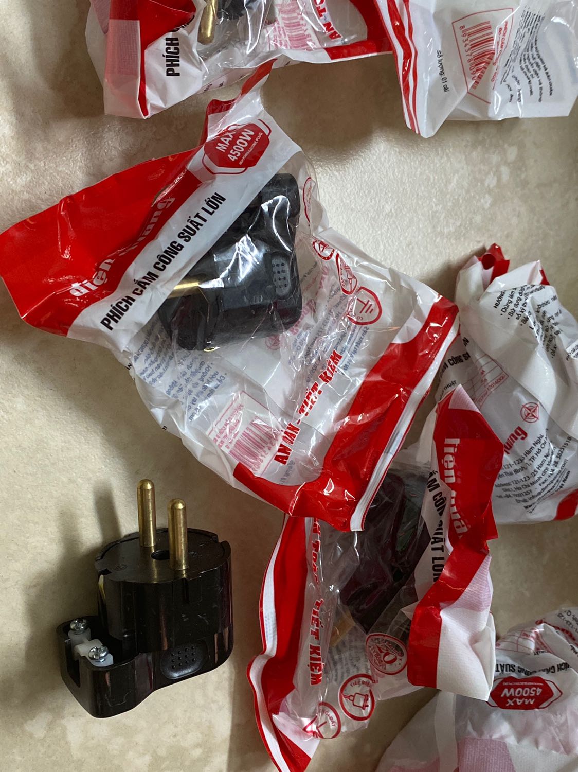 Nhựa của phích cắm hơi bị trầy sướt dù là hàng mới tháo bao bì. Hy vọng là dùng ổn. Ủng hộ hàng Việt Nam.