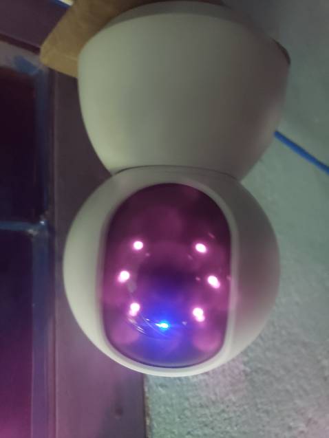 Sau 2 ngày sử dụng và trước đó mình đã có sử dụng con Xiaomi 360 1080. Mình sẽ đánh giá một số điểm mạng và yếu như sau:
Điểm mạnh:
1. Có chức năng thông báo khi phát hiện chuyển động, loa đủ nghe dùng trong nhà thôi hoặc trước sân (đối với những nhà mặt tiền quốc lộ xe cộ chạy nhiều thì lắp ngoài trời âm thanh cảnh báo sẽ khó nghe) (Xiaomi không có)
2. Có chức năng lưu lại vị trí muốn di chuyển camera không phải di chuyển thủ công (Xiaomi không có)
3. Hai bên ống kính camera có 4 đèn hồng ngoại khi dùng ở chế độ ban đêm và mắt người hoàn toàn thấy được. Trên xiaomi thì có 6 đèn, mắt người không nhìn thấy khi dùng camera điện thoại chụp mới thấy. Mọi người xem thêm ảnh.
4. Giao diện dễ sử dụng tiện lợi hơn rất nhiều so với Mi home.

ĐIỂM YẾU:
1. Độ delay hơi cao khi di chuyển camera. Ảnh hưởng đến việc xem lại video đã lưu trên thẻ nhớ với tốc độ nhanh.

Khác:
1. Về độ to thì có nhỉn hơn 1 chút xíu so với Xiaomi 1080 thôi.
2. Sử dụng cục sạc tặng kèm công suất 5.4W (9V - 0.6A)

ĐIỂM ĐÁNG TIỀN:
Có thông báo khi phát hiện chuyển động (báo động bằng âm thanh tại camera). Trong Xiaomi thì chỉ có thông báo đẩy về điện thoại.

Mình hi vọng mọi người cũng có thói quen đánh giá chi tiết như vậy cho người khác có thể kham khảo.

Có thời gian mình sẽ đánh giá kỹ hơn bằng video clip và chèn vào bên dưới