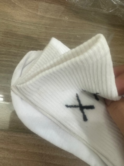 San phẩm đùi thì mỏng , tắt  trắng thì bị ố vàng cũ , rất ko hài lòng