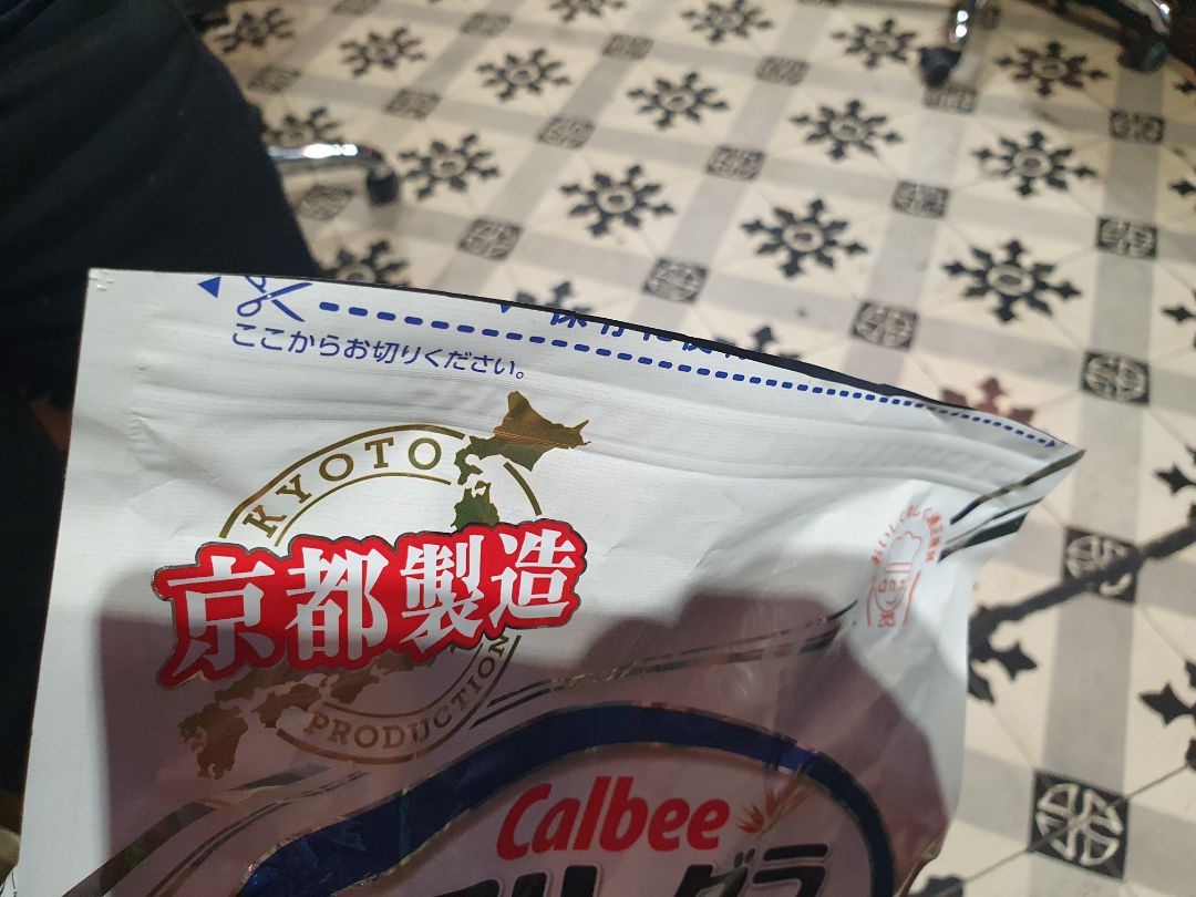 Mình mua 2 bịch, một màu đỏ, một màu trắng. Bịch màu đỏ thì không sao, túi còn nguyên. Bịch màu trắng thì bị cắt mất đầu túi, như là bị mở ra rồi í.

Sách hay văn phòng phẩm mà bị bóc mất túi gói thì còn chấp nhận được. Nhưng đây là thực phẩm mà tiki làm ăn như này?!