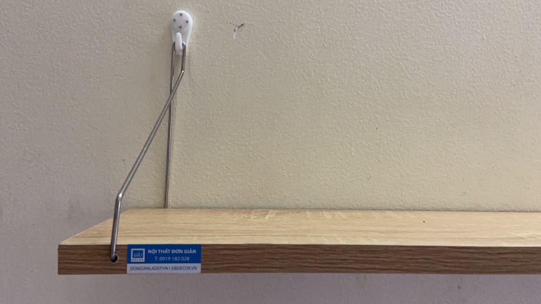 Sản phẩm giao đến đc đóng gói chắc chắn cẩn thận dù mình chỉ đặt có 1 kệ thôi. Trời mưa cũng không bị ướt kệ bên trong. Kệ giao kèm thì đầy đủ phụ kiện như đinh 4 chân, vít để khoan tường và còn đc tặng kèm miếng dán dùng để treo ở tường gạch men. Mình chỉ dùng 1 trong những loại trên nhưng shop gửi rất đầy đủ, mình sẽ dễ dàng lắp đặt trên từng loại tường và mục đích sử dụng. Nhà mình thì tường sơn bình thường nên mình chọn cách đóng đinh cái này thì rất tiện vì con gái hầu như ai cũng làm được. mình treo kệ k bị lệch hay đầu cao đầu thấp là nhờ cái thước thủy màu xanh shop gửi đó nha. kệ treo lên rất chắc chắn và đẹp nữa. mình thấy mặt sau của kệ cũng đc dán kín k lộ lõi gỗ nên rất an tâm vì mình sợ tường ẩm. Nói chung shop rất là very good, giao hàng nhanh-kệ đẹp-giá ok , cho shop 100 điểm. cuối tuần sẽ đặt thêm vài kệ nữa treo thêm