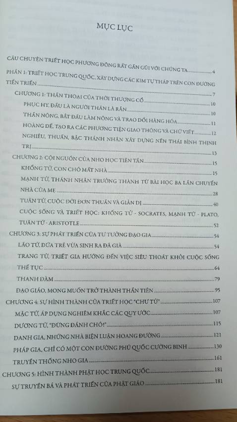 Sách dày hơn 400 trang, chữ in hơi mảnh Sách dày hơn 400 trang, chữ in hơi mảnh