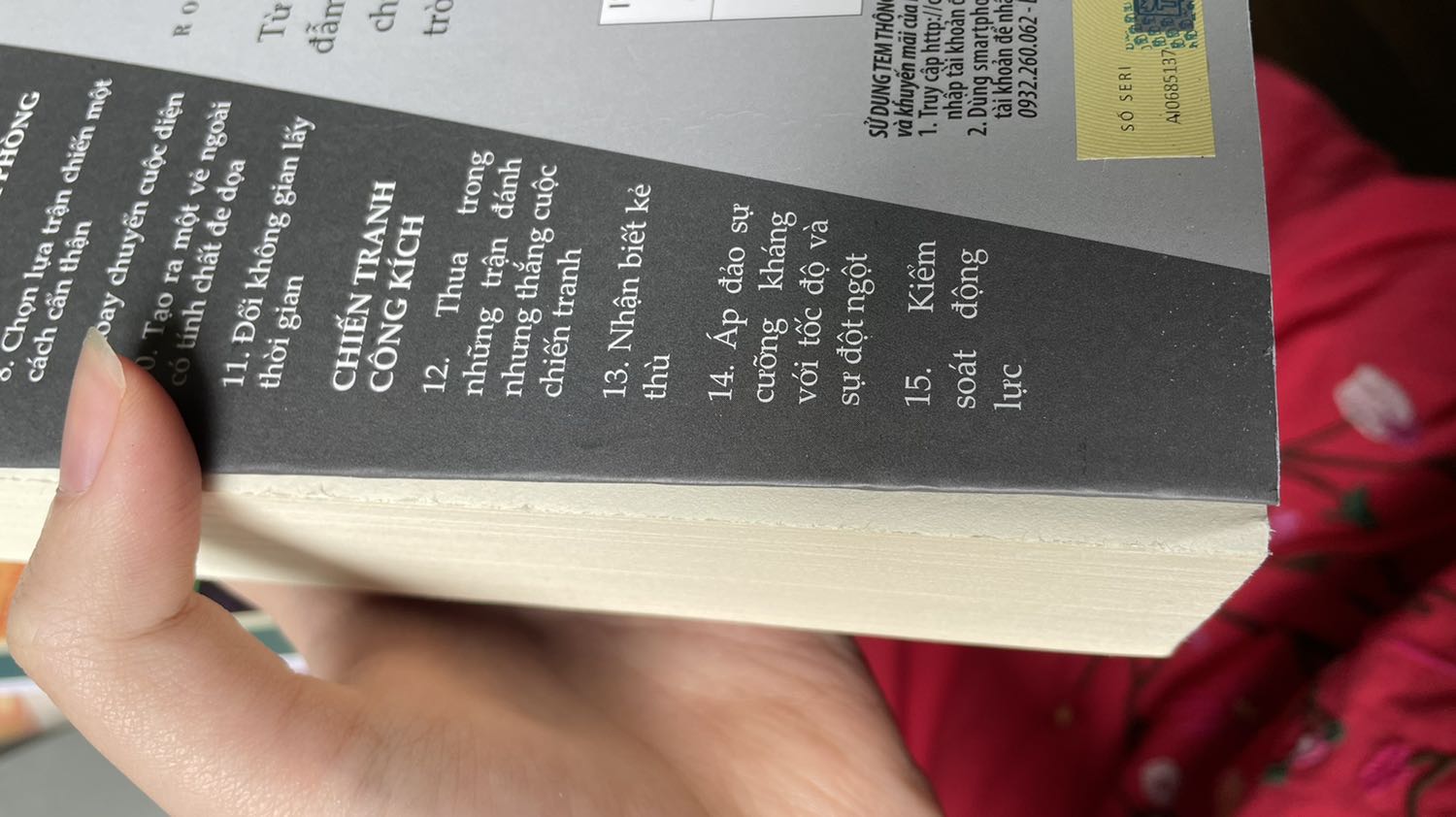 Sách giao sớm, shipper tử tế. Tuy nhiên mình đặc biệt không thích hình thức cuốn sách, bìa bị nhăn, thậm chí phần bìa sau gấp rất ẩu, lộ phần giấy sách bên trong. Giấy sách cắt cũng ẩu nữa, có dấu hiệu ố vàng, xem chừng bị cất kho lâu. Chữ in bên trong có mấy trang bị mờ, khó đọc. Chưa dám kiểm tra chính tả nhưng mình mong là không sai gì nhiều.