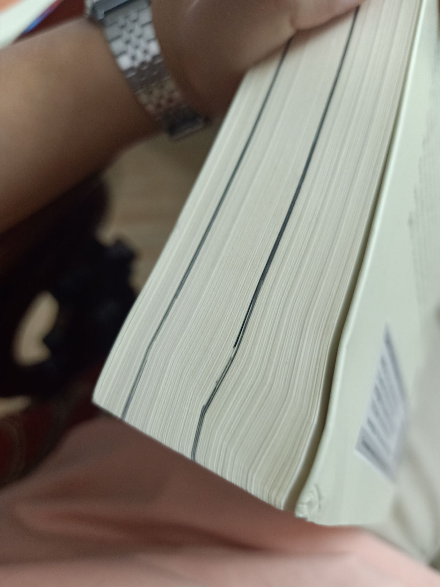 Bản thân mình đã được mượn và đọc cuốn sách này trước đó. Vì rất rất thích nên mình đã quyết định mua một cuốn để sở hữu và ủng hộ tác giả cũng như NXB. Nhưng bìa sách làm mình hơi buồn một chút