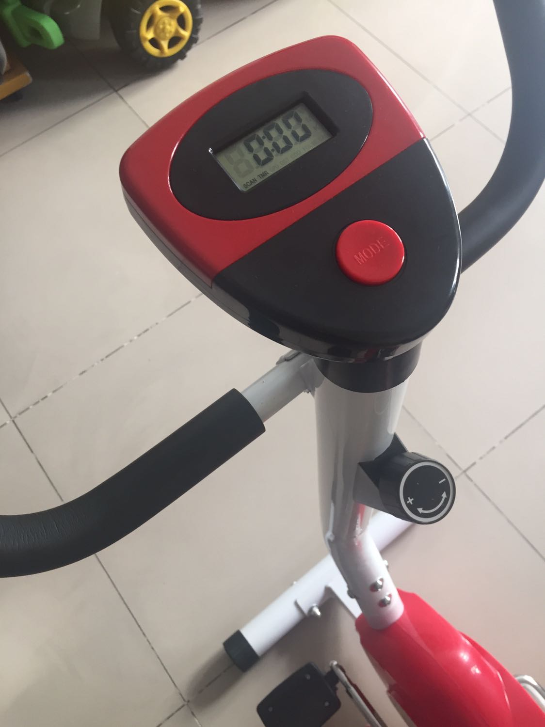 - tay lái hơi thấp so với sự tưởng tượng, nếu có thể tăng giảm chiều cao của tay lái thì thích hơn. 
- chỉ có 1 nút bấm reset toàn bộ sau khi bấm giữ vài giây. 
- tự lắp ráp khoảng 10-15 phút mới xong. 
- 10kg.