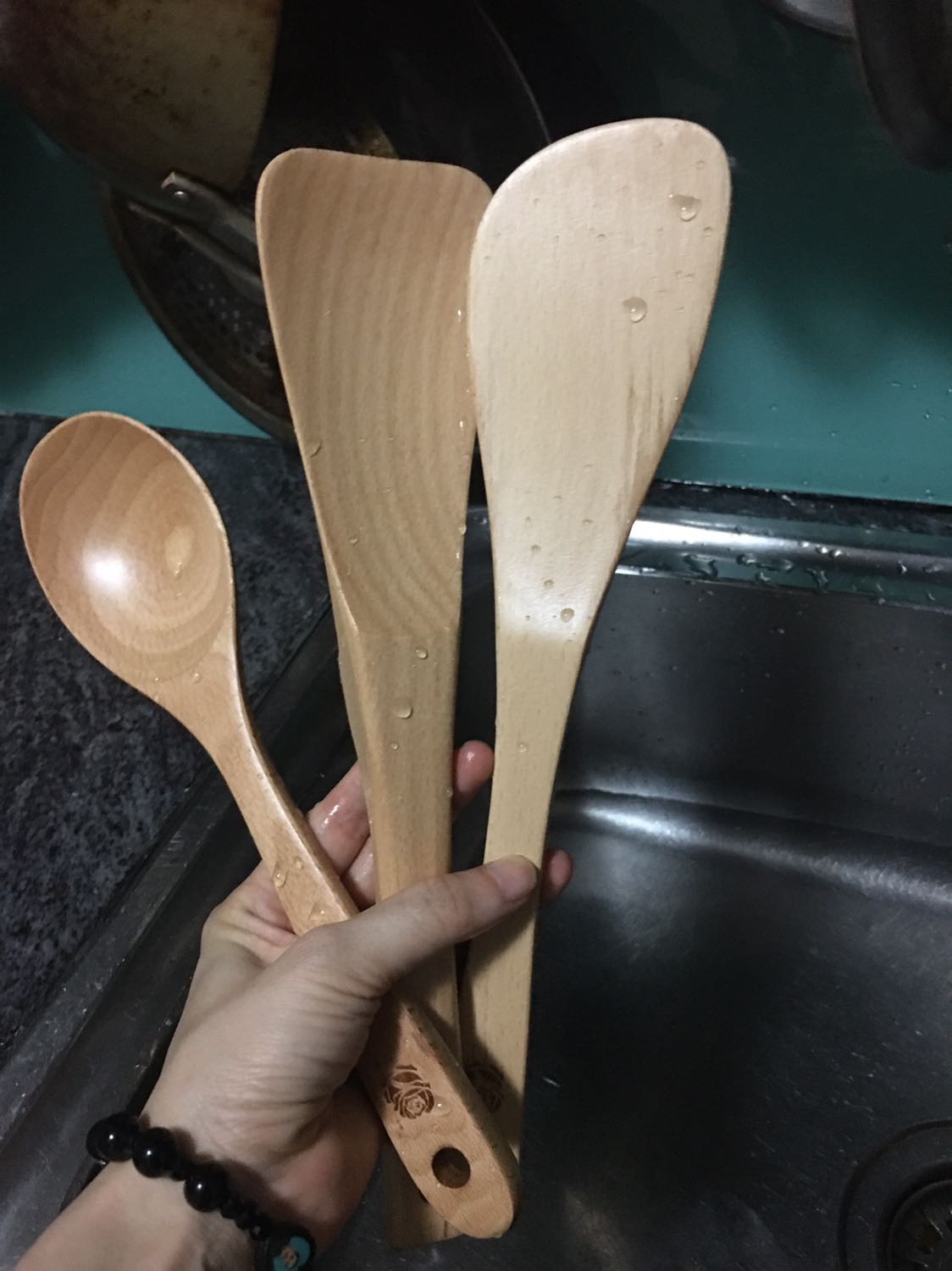 Hàng ok lắm nha. Kích thước vừa tay. Thiết kê tay cầm và đầu cạnh mỏng vừa đủ để sử dụng. Nói chung tốt nên mua nhé. Khi nào dùng sẽ phản hồi tiếp nè.