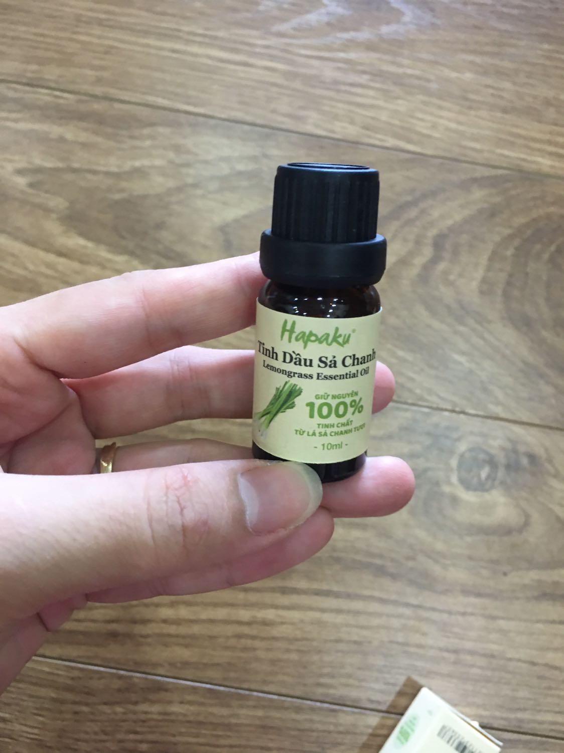 Tinh dầu sả chanh mùi thơm rất tự nhiên, thích hợp để xông hơi hoặc xông phòng cho trẻ em.
Sản phẩm rất cẩn thận có tem niêm phong ở nắp ghi rõ ngày sản xuất.
Dùng hết chắc chắn sẽ mua tiếp!