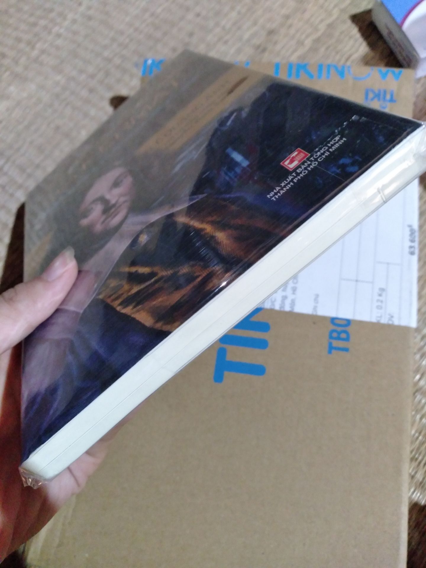 tiki giao hàng rất chuẩn, nv giao hàng tốt và thân thiện, sách đc bao bọc kỹ, ko dơ, ko trầy xước, tôi rất thik tiki, hàng đc  bao bọc  rất cẩn thận❤️❤️