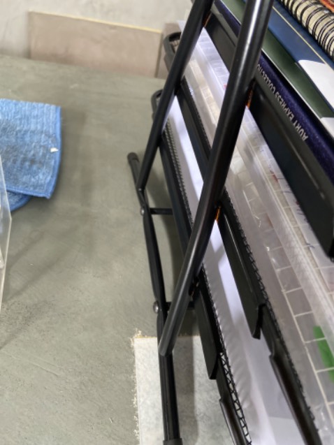 Khay chắc chắn, nhưng chắc do để hàng lâu nên bị rỉ sét vài chỗ nên mình cho 4 sao nha