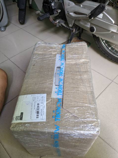 Thùng máy có rách tí nhưng ko sao. Máy mạnh. Cứng cáp. Nặng. Hơi ồn. Ko có chức năng xay hạt khô. Vẫn luôn tin tưởng Bluestone.