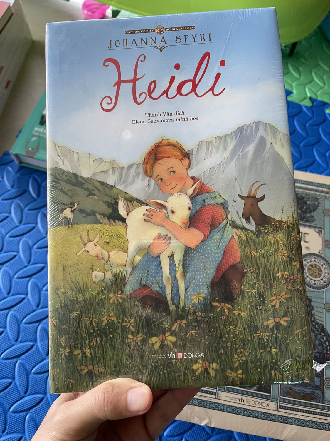 Nhận sách xong cảm thấy quá tuyệt luôn. Từ bìa sách tới nội dung. Nhận sách xong cảm thấy hài lòng, sách còn nguyên seal, không bị cong vênh hay gẫy góc. Xứng đáng 10 điểm. Mình sẽ mua lại sách của nhà sách Đông A vào ngày gần nhất.