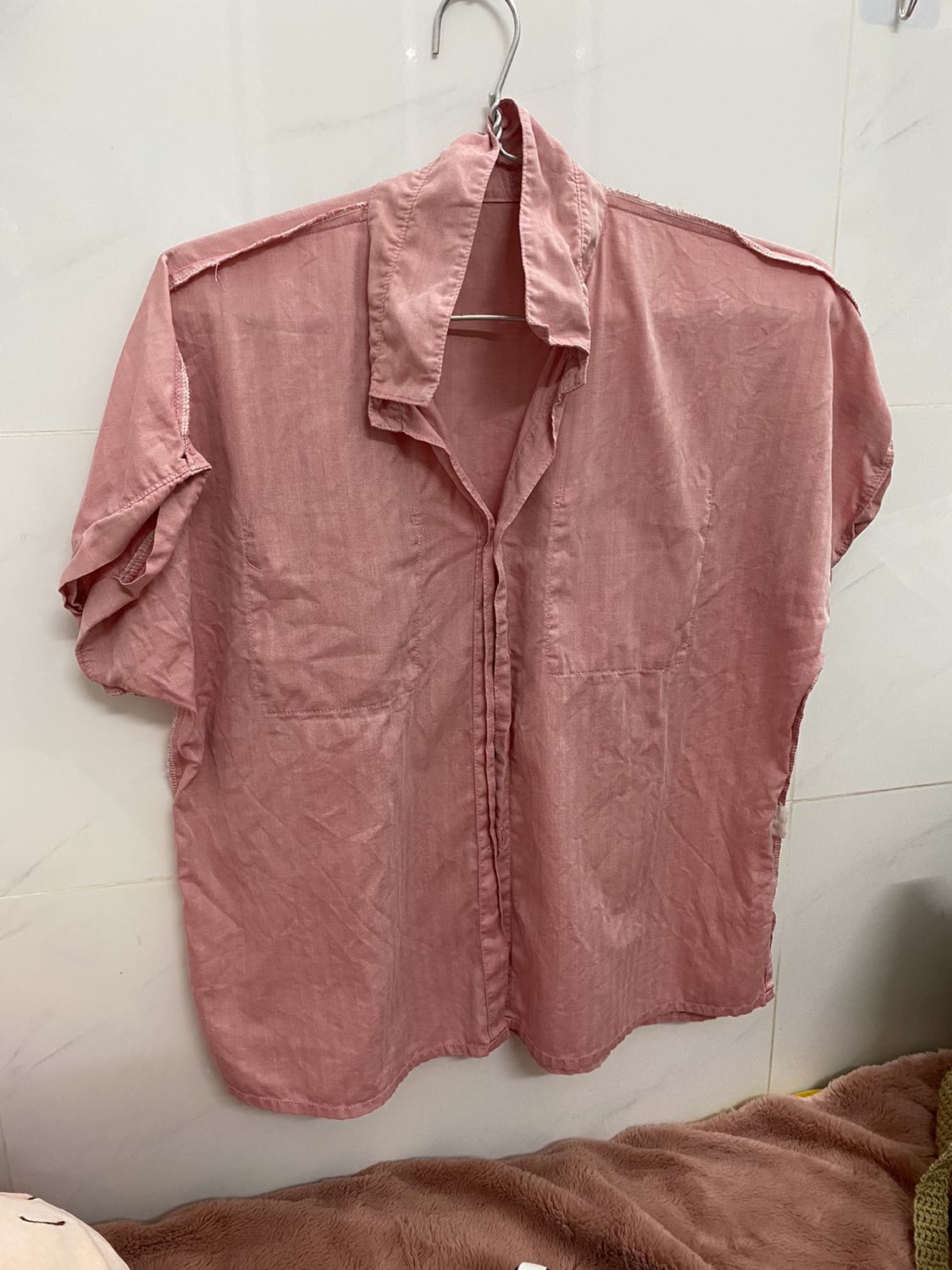 Đáng lý ra cho đơn hàng 5* nhưng phải rút lại vì sách hướng dẫn báo có túi đựng nhưng hộp bàn ủi lại k có
Nếu có rơi rớt đâu thì mong tiki giao lại cho mình

Bàn ủi ok
Ủi cũng tạm ổn, thích hợp với áo quần ít nhăn và đơn giản
Nếu kiểu quá phức tạp thì khó làm phẳng hết do ủi treo và cầm vải áo bằng tay