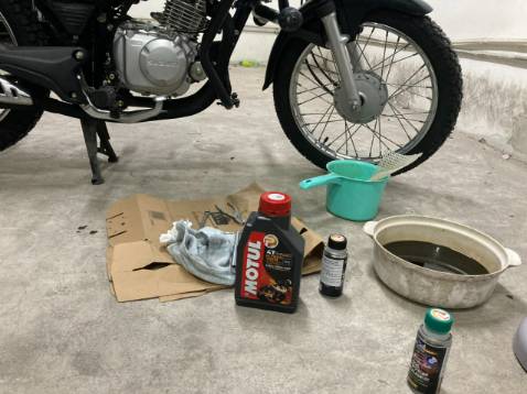 nhớt sài rất ok trong tầm giá nhé! Rất đỡ tiền so với dùng hàng nhập khẩu nhớt sài rất ok trong tầm giá nhé! Rất đỡ tiền so với dùng hàng nhập khẩu