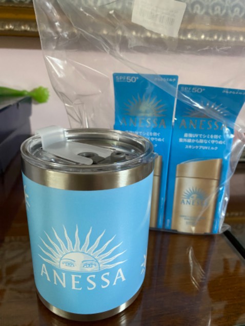 mua tiki trading nên yên tâm hành chính hãng, kem chống nắng Anessa là chân ái rồi thử qua nhiều dòng vẫn ưng e nay nhất. Chống nắng tốt, kem nâng tông nhẹ, thấm nhanh k bết dính. Đợt nay giảm giá lại đc quà tặng mn nên mua nhé