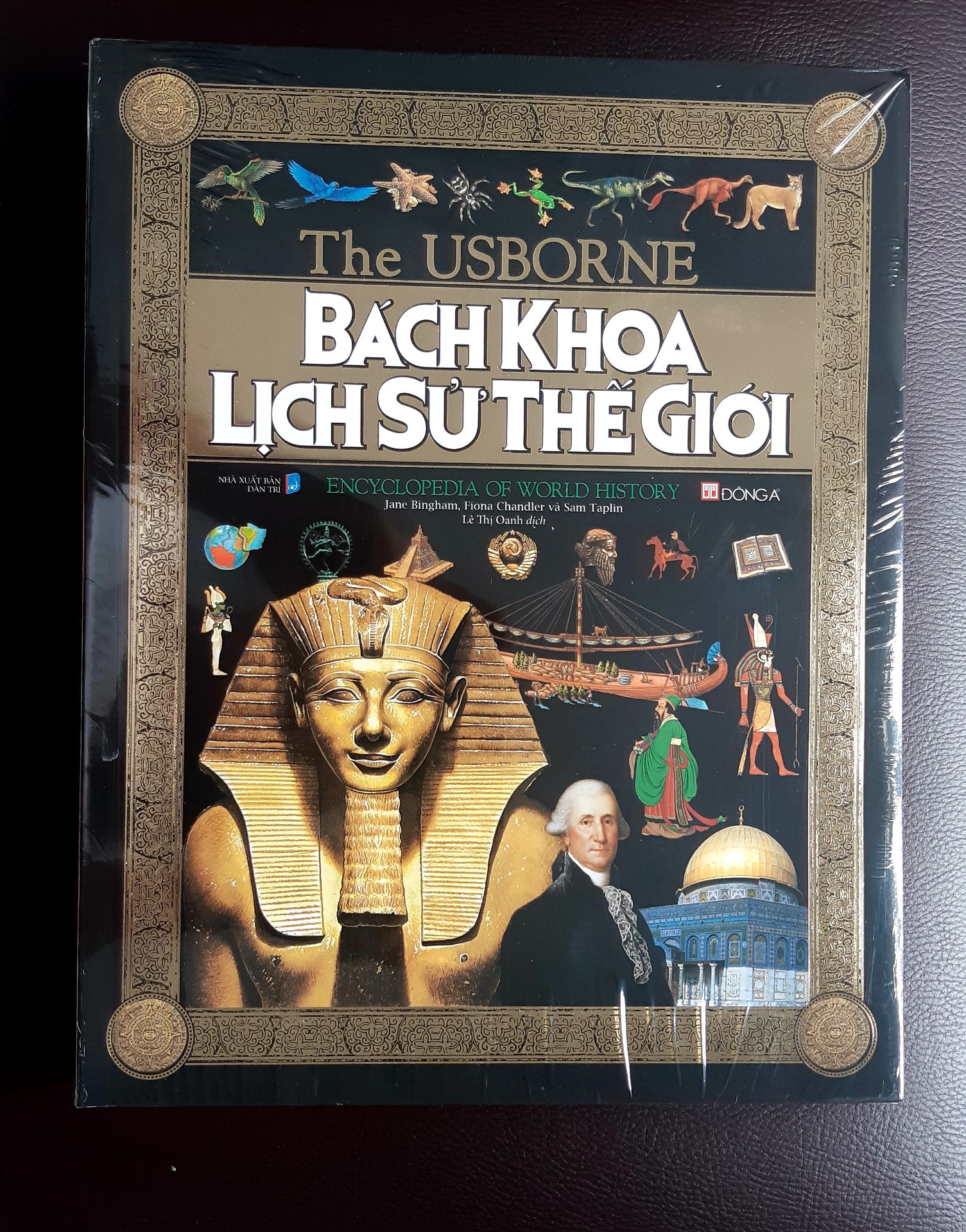 Đây là quyển sách khiến mình vô cùng hài lòng, từ hình thức đến nội dung, quá đẹp quá tuyệt vời xincamon =)).
Sách gồm 4 phần chia theo khoảng thời gian (Tiền sử, Cổ đại, Trung cổ và 500 năm gần đây) với nội dung trải rộng nhưng trình bày tổng quát nên rất dễ hiểu; giấy bóng, dày, in màu toàn bộ, tranh minh họa đẹp. 
Tuy 11.11 không sale quyển này nhiều nhưng nhờ có có bookmark HSO mình vẫn mua được giá tốt, free tikinow nữa, giao nhanh chỉ hơn 1h. Nói chung ưng bụng quá, cảm ơn Tiki,  luôn ủng hộ Tiki.