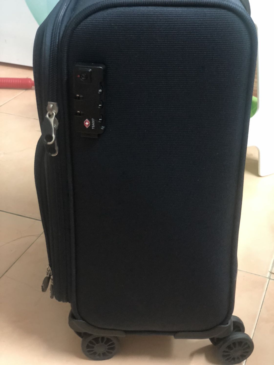 Không có tay cầm ngang như hình sản phẩm đăng . Đường trang trí viền da không phải bằng vải nên sợ sử dụng thời gian lớp da bị bong tróc