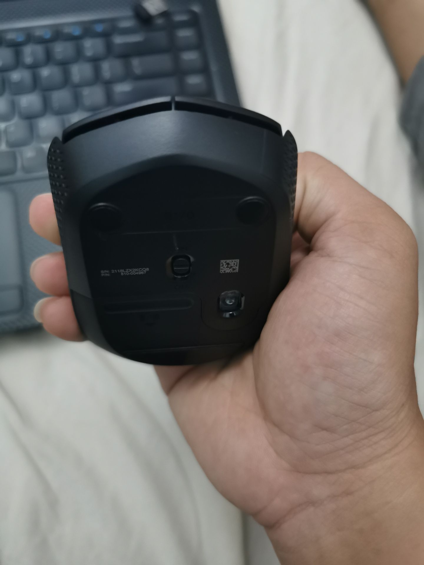 Khá bất ngờ vì con chuột mua sale 136k mà có tặng kèm pin nhìn cái biết chính hãng logitech. Từ ngày mua mấy con chuột logitech dùng nghiện rồi ko muốn đổi sang hãng khác 😄😄😄