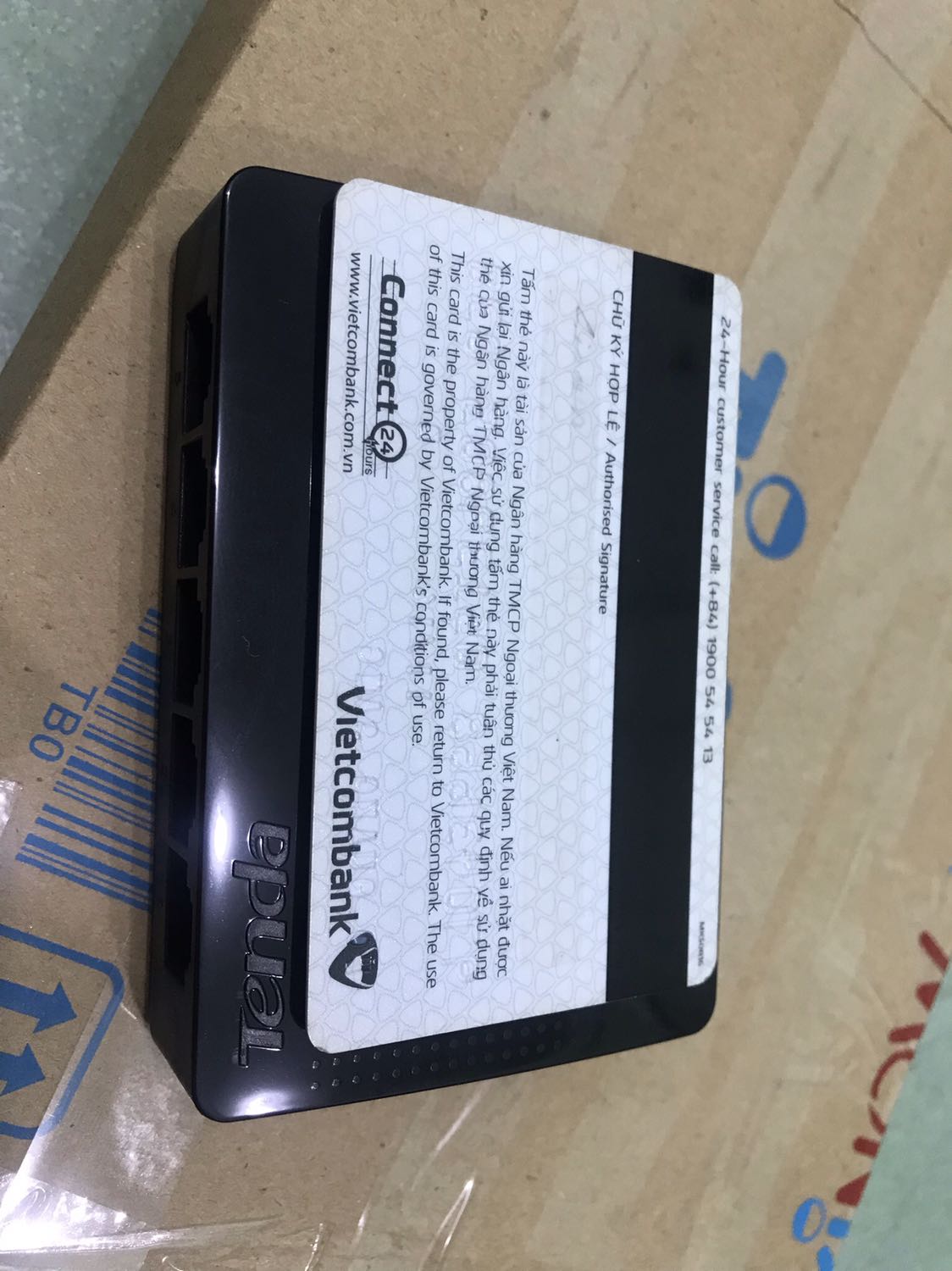 Nhỏ gọn, có lổ để móc lên tường. Chỉ lớn hơn thẻ ATM một chút. Tốc độ truyền tải cao đúng với cam kết.