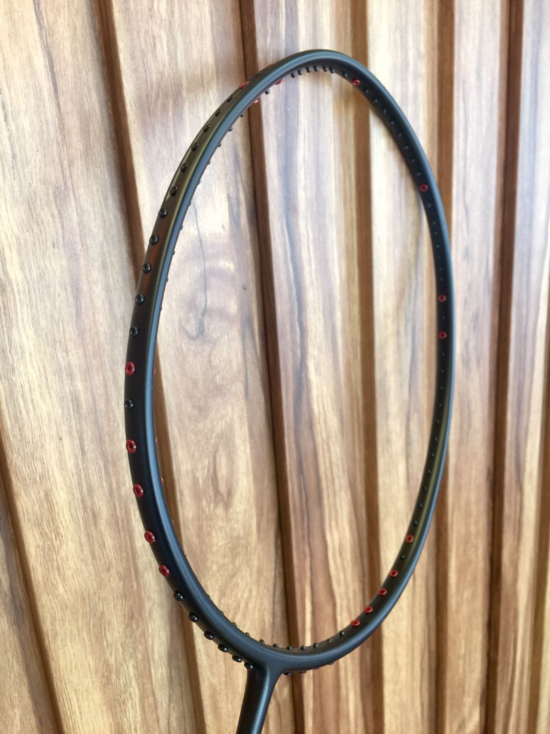 Hàng đến nhanh ghê, mới đặt có 3 ngày mà đã nhận được, màu sắc rất ưng ý, giống y hình mẫu. Lúc nhận hàng, vợt được bỏ vào túi vợt và đóng gói cẩn thận. Khổ nỗi đã mua cây vợt màu đen cho nó nam tính rồi mà shop khuyến mãi dây lưới màu hồng, băng quấn cán màu đỏ, xỉu ngang ???