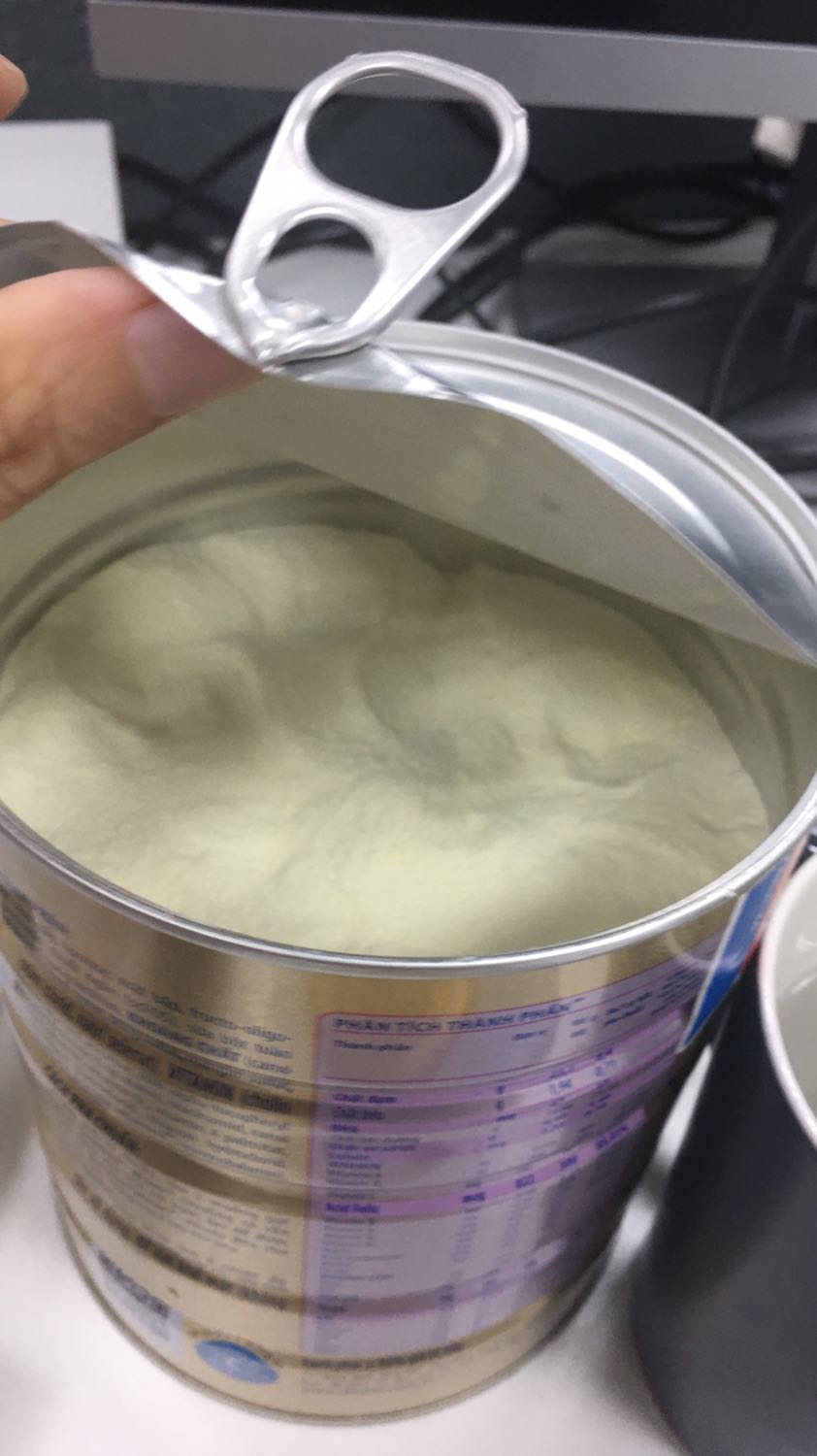 Mình được giao hộp sữa nhưng tem giấy niêm phong nắp nhựa bên ngoài đã bị xé. Nắp kim loại vẫn còn nhưng mở ra lại không thấy có muỗng gạt ngang trong hộp? Mình đã lấy đầu đũa sục sâu vào vẫn không tìm thấy muỗng gạt ngang nào, trong khi sữa này luôn có muỗng sẵn trong hộp và thường mở ra là thấy ngay. Liệu tiki có bán hàng không rõ nguồn gốc không?