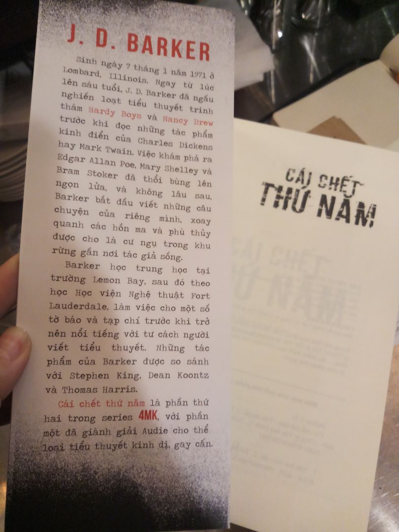 Hãy đọc ạ , mọi người hãy đọc và tự cảm nhận . Mình thấy cách dẫn chuyện , lối hành văn của tác giả thực sự rất hiểu ng đọc cần dẫn lối như thế nào, cần gay cấn , cần kinh sợ như nào. Mua 1 cuốn qua review đơn sơ nhưng thực sự đọc xong thì có ấn tượng khác về truyện của tg J.D.Barker :v 
mình sẽ sưu tầm thêm 2 cuốn nữa của tác giả vì mình đã bị thu phục hoàn toàn. 
Tiki vẫn vậy vẫn đem lại cho mình trải nghiệm rất tốt từ dịch vụ họ cung cấp. Cám ơn rất nhiều.