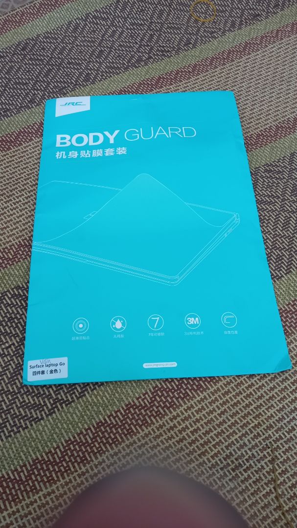 đẹp. dán vừa khít với máy và màu cũng giống máy luôn. nhưng mình tưởng có miếng dán viền máy nữa mà ko có. hix