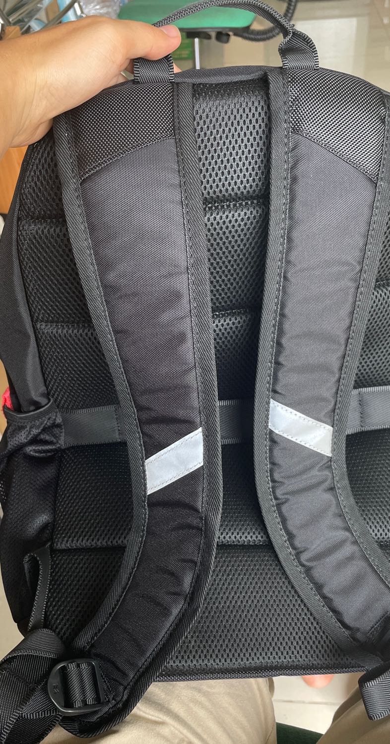 Balo gọn, vừa cho laptop 15-16inch. Đẹp, nhẹ, nhiều ngăn. Bỏ vừa vào cốp xe lead, Tính năng chống nước hơi kém. Bữa đi mưa to cầm dù che, mà bị ướt thấm vô trong.