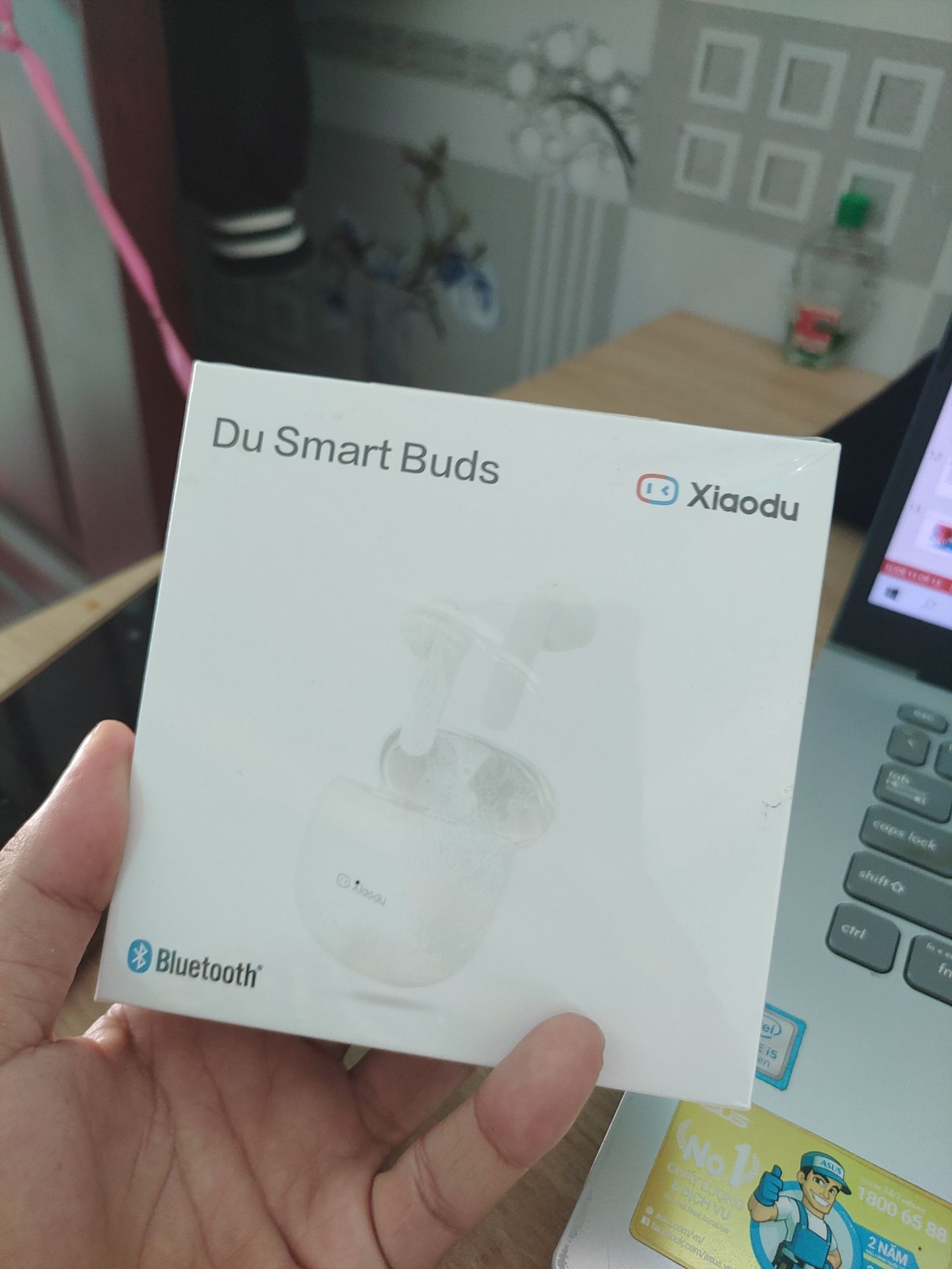 hehehh vài trăm thôi nhưng xịn thật các ông ạ, nhìn nhỏ nhỏ dễ thương, bluetooth rất oke, kết nối nhanh với mic bắt âm tốt phục vụ cong việc oke cho shop 5*