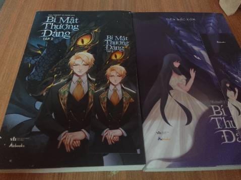 Sách rất đẹp luôn. Còn mới nguyên. Mép không bị cong. Khá ưng hai cuốn này. Các trang sách đầu của phần giới thiệu nhân vật được in màu. Chất liệu giấy, màu và hình ảnh nhân vật phần này rất tuyệt. Giữa các trang truyện còn có vài hình ảnh nhân vật nữa. Giao hàng cực nhanh mà còn rẻ nữa. Vừa đặt hôm qua mà hôm nay đã có. Không thể chê vào đâu được