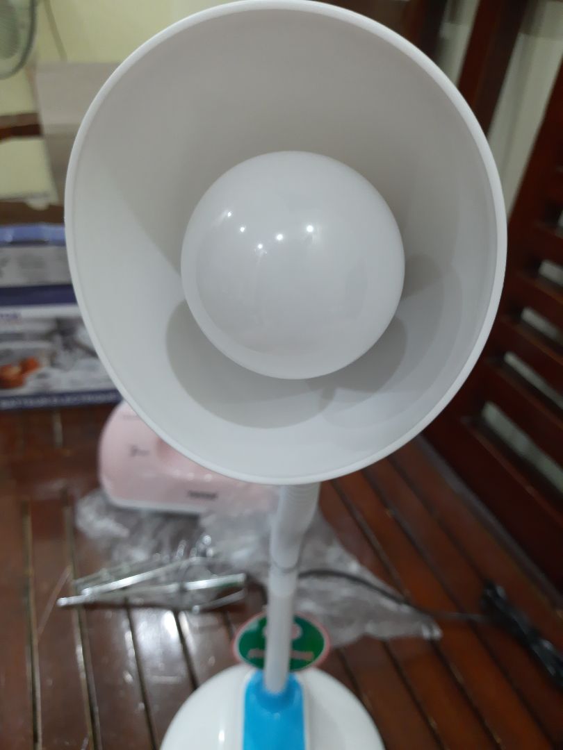 đèn của Rạng Đông thì chất lượng khỏi phải bàn. May mắn là đèn mình màu vàng đúng theo mong đợi của mình. Đèn có trang trí 2 cái mầm trông khác là cute?. Ship tiki thì miễn chê